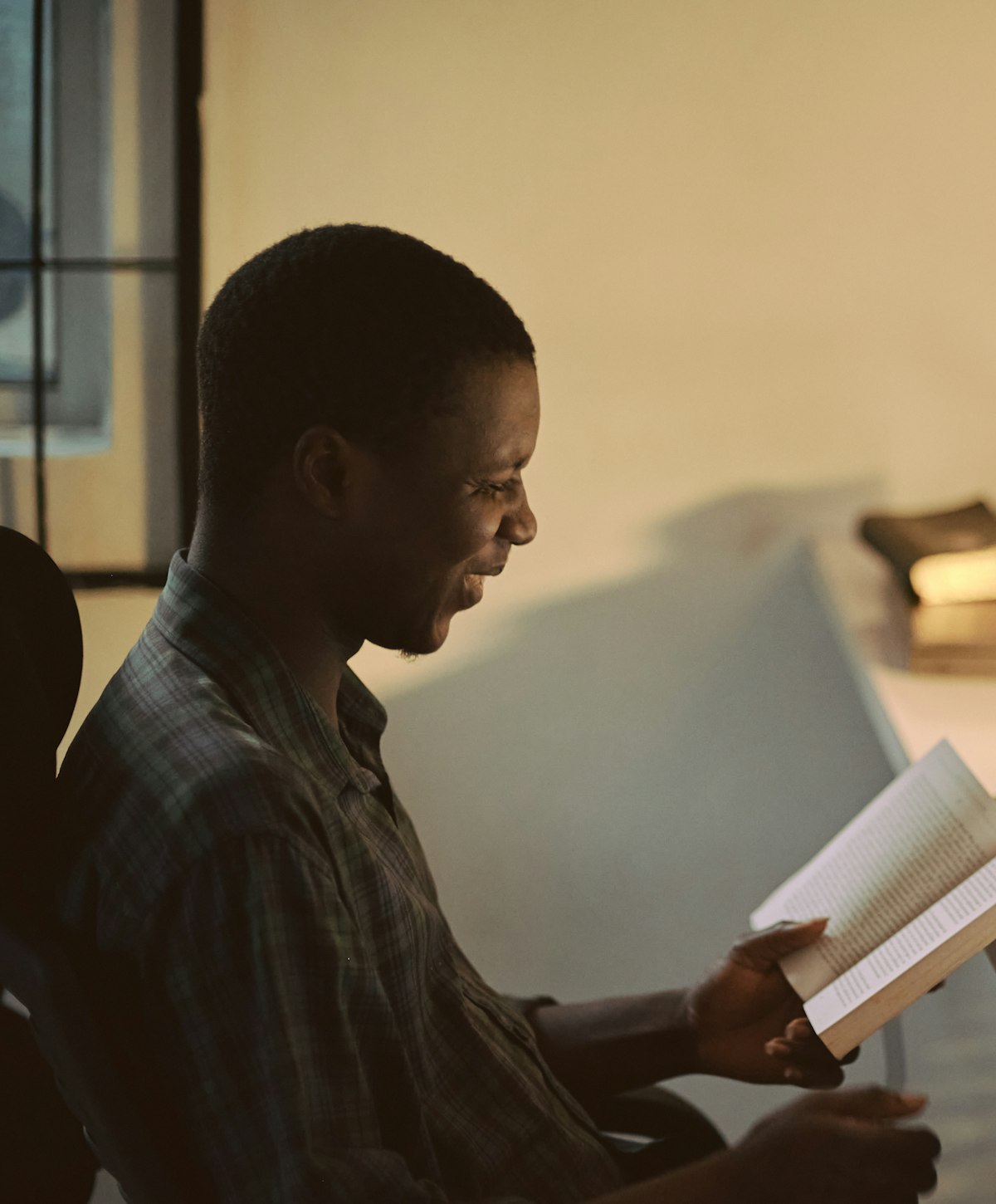 A student preparing a scholarship application